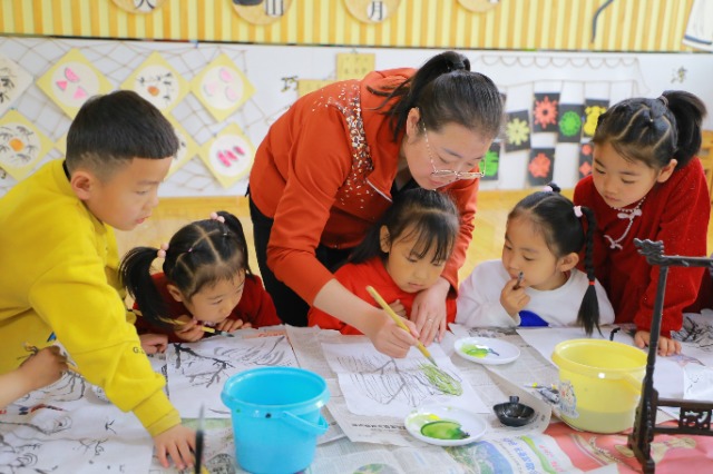 高台县第五幼儿园师幼通过绘画引导幼儿感受清明传统文化的内涵魅力 侯君辉摄.JPG